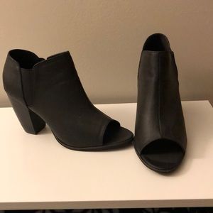 New never worn Michael Antonio booties w/ open toe